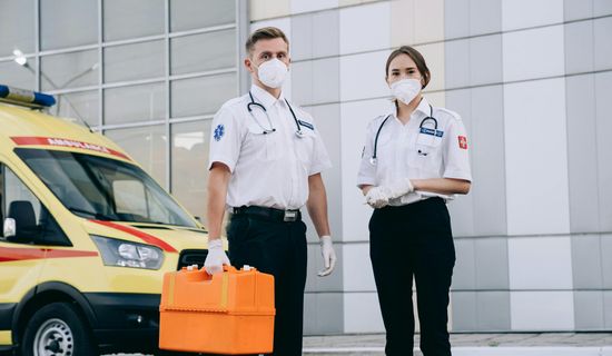 五台救护车转运病人车内有没有插电源的位置？